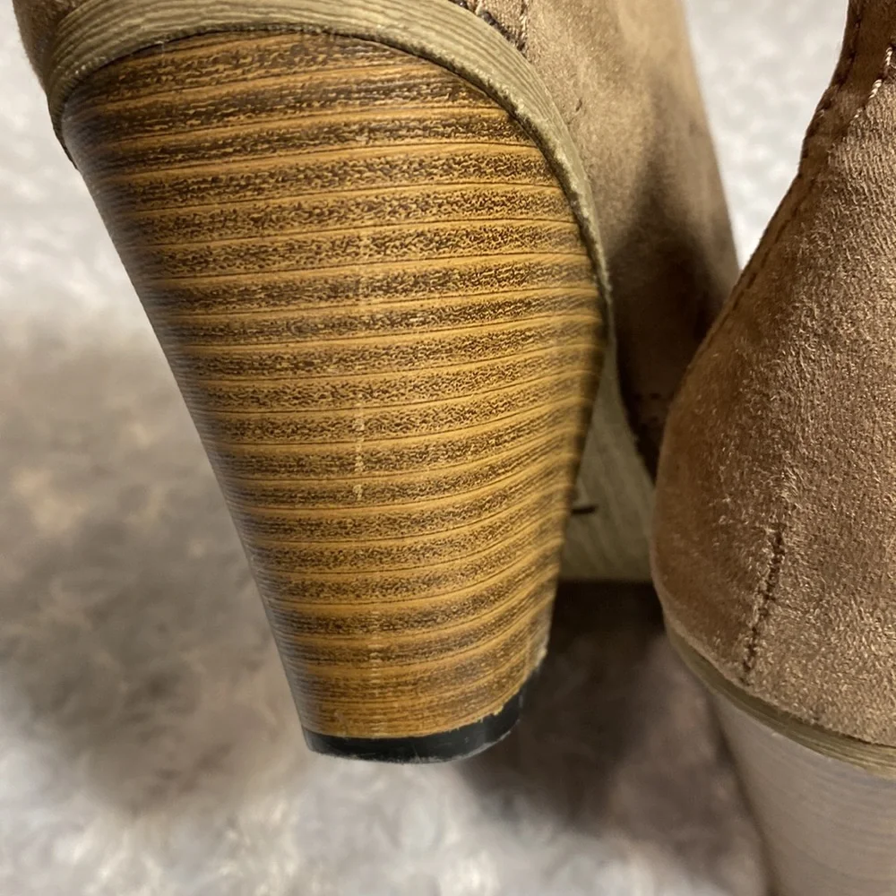 Dolce by Mox Moxy ankle booties tie size 8 “Dusty” faux suede neutral